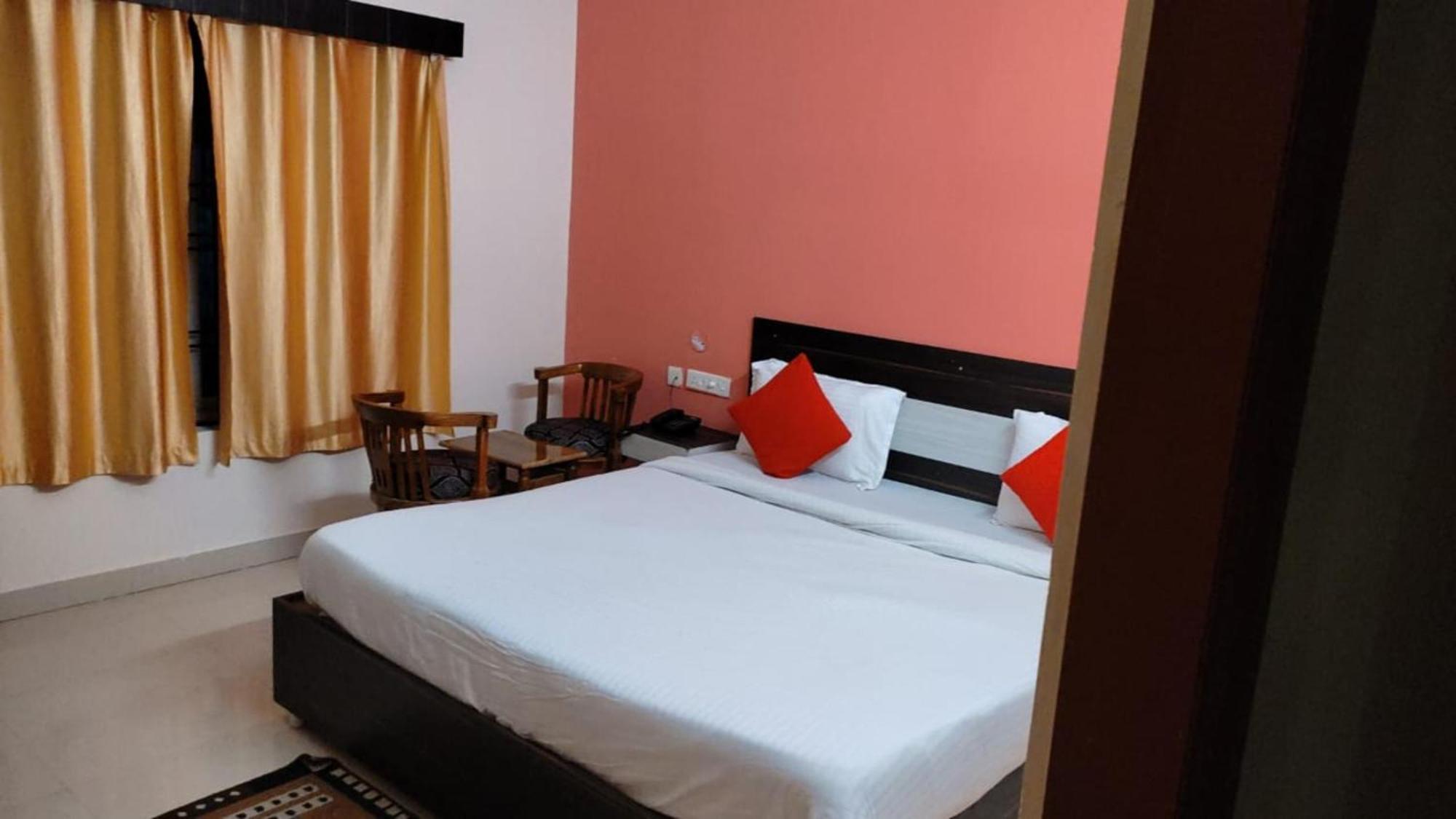 Goroomgo Blue Bell Bhubaneswar - Well Decorated Room -Wifi And Parking Facilities Available Dış mekan fotoğraf